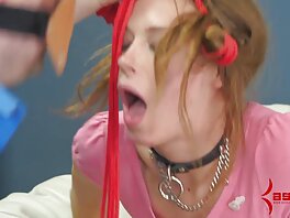Naughty ქერა chick with სათვალეები იღებს მძიმე dick სასჯელი